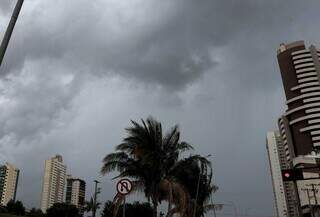 C&eacute;u escurece e pancadas de chuva atingem diversas regi&otilde;es de Campo Grande 