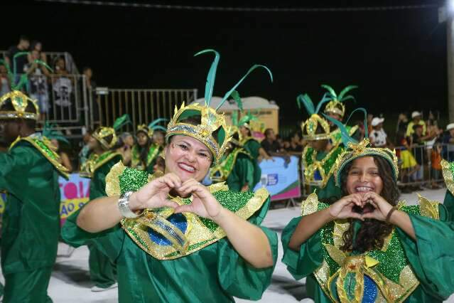 Matriarcas, ancestralidade e cultura corumbaense marcam 2º dia de desfiles