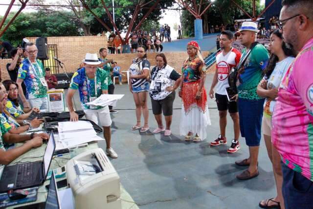 Com torcida dividida, Lienca d&aacute; in&iacute;cio a apura&ccedil;&atilde;o das escolas de samba