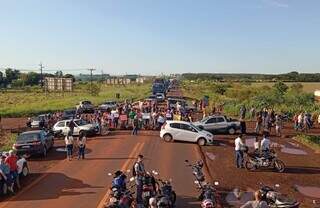 Moradores bloqueiam rodovia em trecho marcado por acidentes com mortes