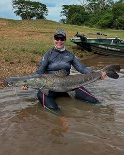 &ldquo;Foi uma luta&rdquo;: empres&aacute;ria pesca pintado de 55 kg em Rio Brilhante 