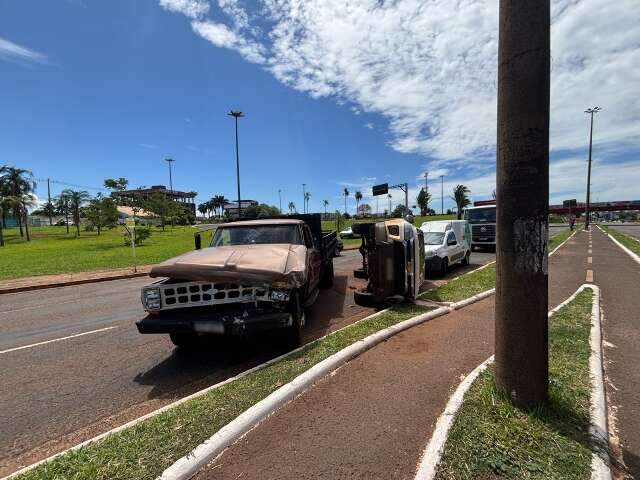 Caminhonete com frutas perde freio e causa acidente com outros 4 ve&iacute;culos 