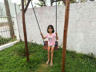 Balan&ccedil;o simples feito pelo pai faz menina esquecer do celular