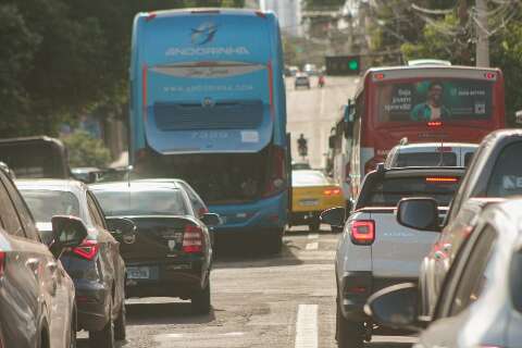 &Ocirc;nibus de viagem quebra em cruzamento e tumultua tr&acirc;nsito no Centro