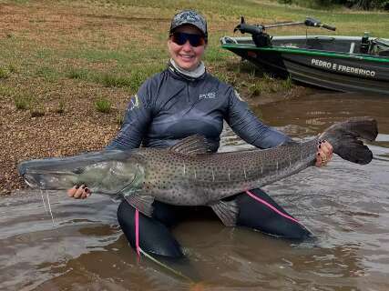 &ldquo;Foi uma luta&rdquo;: Empres&aacute;ria pesca pintado de 55 kg em Rio Brilhante 