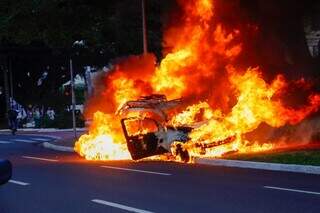 Carro pega fogo no meio da Afonso Pena e desce sozinho at&eacute; parar em canteiro