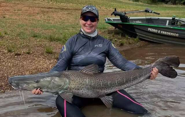 &ldquo;Foi uma luta&rdquo;: empres&aacute;ria pesca pintado de 55 kg em Rio Brilhante 