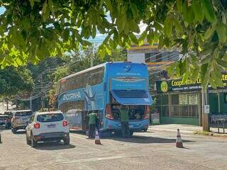 &Ocirc;nibus de viagem quebra em cruzamento e tumultua tr&acirc;nsito no Centro