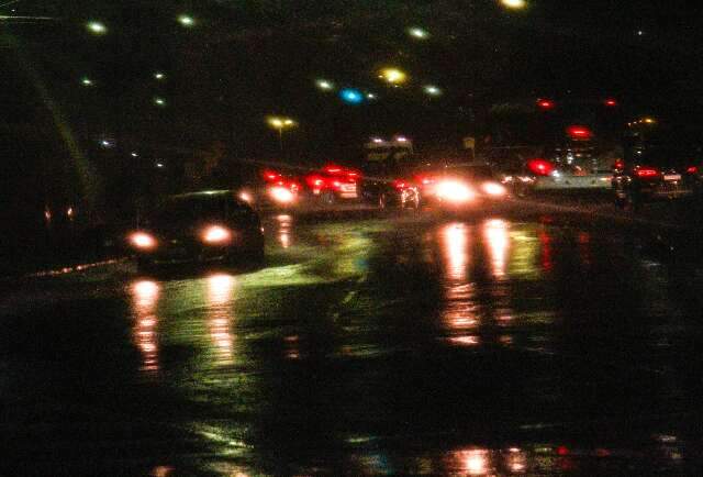 Chuva marca o in&iacute;cio da noite de quinta-feira em Campo Grande