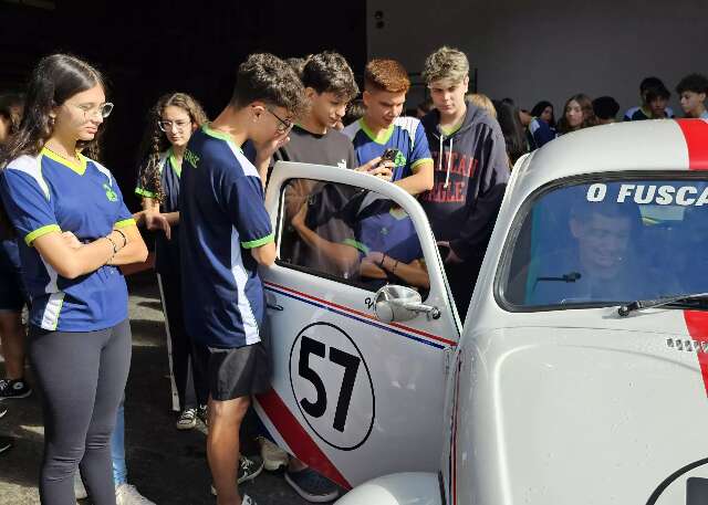 De Fusca a moedas, alunos se surpreendem com rel&iacute;quias de colecionadores