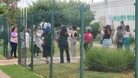 Grupo protesta contra feminic&iacute;dios em frente &agrave; Casa da Mulher