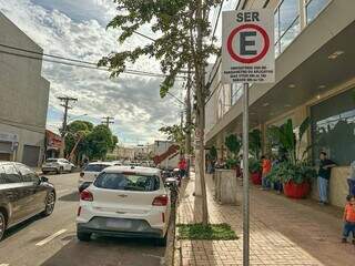 Shoppings s&atilde;o redutos da faixa amarela e estacionar perto s&oacute; pagando caro 