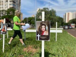 Com cruzes fincadas em canteiro de avenida, mulheres pedem fim do feminic&iacute;dio