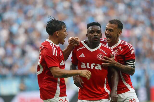 Internacional vence o Gr&ecirc;mio por 2 a 0 em ida &agrave; final do Gauch&atilde;o