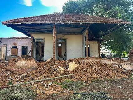 Depredada dia a dia, casa hist&oacute;rica no Centro &quot;definha&quot; a olhos vistos