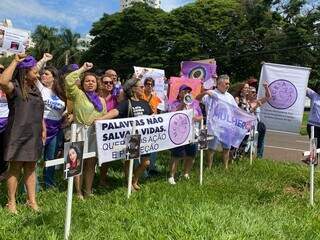 Com cruzes fincadas em canteiro de avenida, mulheres pedem fim do feminic&iacute;dio