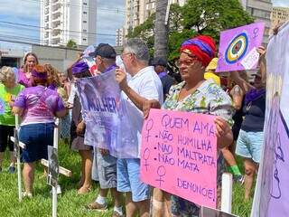 Com cruzes fincadas em canteiro de avenida, mulheres pedem fim do feminic&iacute;dio