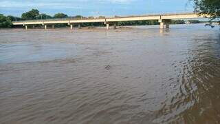 Imponente, obra da ponte bioce&acirc;nica avan&ccedil;a sobre o Rio Paraguai 