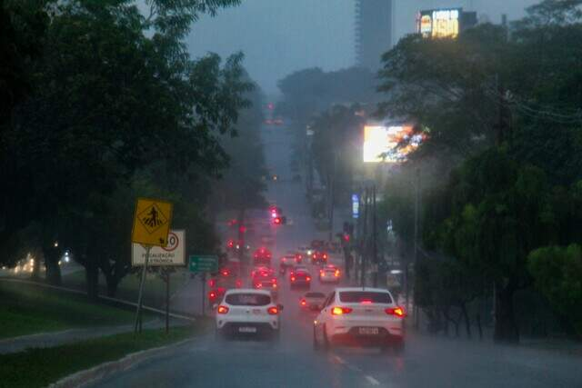 Capital tem chuva e descargas el&eacute;tricas ap&oacute;s mais um dia de calor