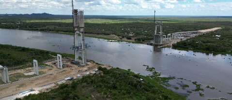 Imponente, obra da ponte bioce&acirc;nica avan&ccedil;a sobre o Rio Paraguai 