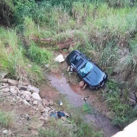 Moradora da Capital morre ap&oacute;s BMW aquaplanar e cair em c&oacute;rrego