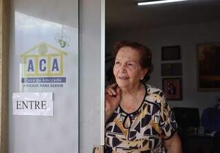 Aos 88 anos, Maria ainda faz pr&oacute;teses para ajudar mastectomizadas