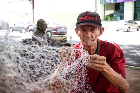 Ailton tenta costurar recome&ccedil;o com rede de pesca ap&oacute;s 18 anos na pris&atilde;o