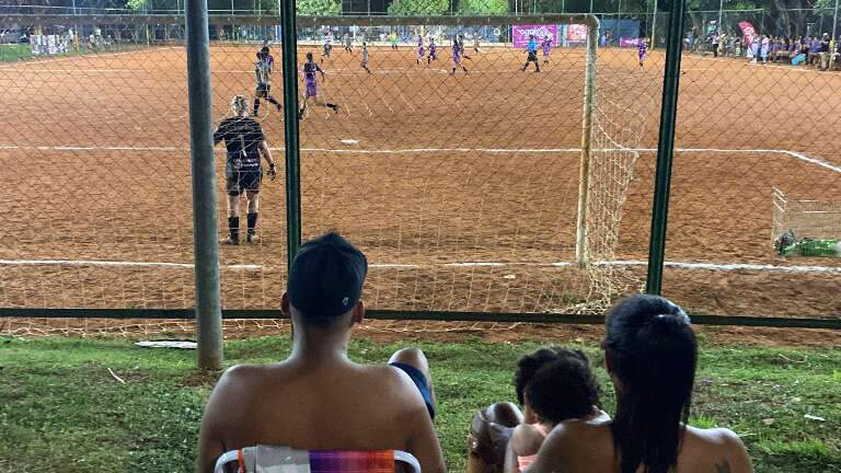 Valendo grana e cerveja, futebol feminino é sucesso no Serra Azul