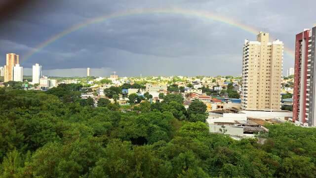 Garoa fraca transforma o c&eacute;u com um arco-&iacute;ris na Capital