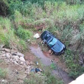 Moradora da Capital morre ap&oacute;s BMW aquaplanar e cair em c&oacute;rrego na MS-345