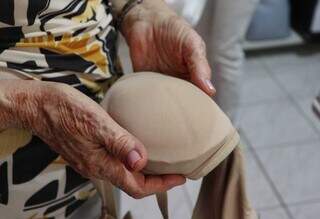 Aos 88 anos, Maria ainda faz pr&oacute;teses para ajudar mastectomizadas