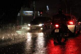 Campo Grande registra chuva forte na noite desta ter&ccedil;a-feira