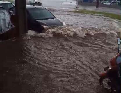 Prefeitura calcula preju&iacute;zo com chuva que alagou ruas e destelhou casas