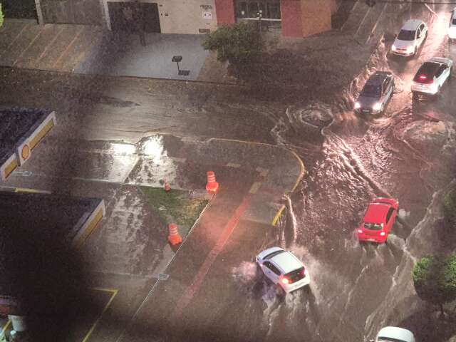 Chuva provoca alagamentos e deixa carros ilhados na Rachid Neder