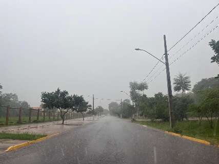 Chuva forte alaga ruas do centro de Dourados e deixa Defesa Civil em alerta