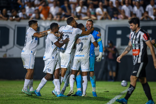 Em jogo de 6 gols, Gr&ecirc;mio elimina Athletic pela Copa do Brasil