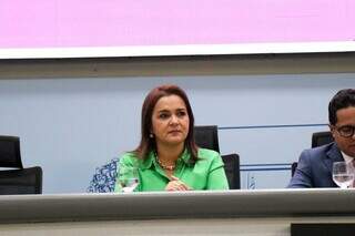 Com discursos de igualdade, C&acirc;mara homenageia 56 mulheres da Capital com medalha