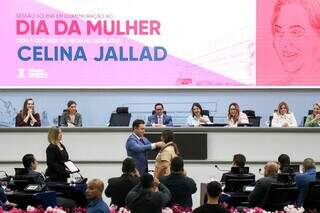 Com discursos de igualdade, C&acirc;mara homenageia 56 mulheres da Capital com medalha