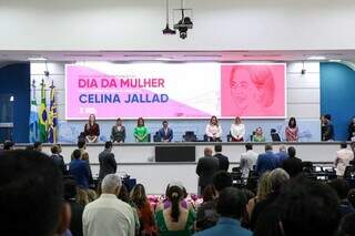 Com discursos de igualdade, C&acirc;mara homenageia 56 mulheres da Capital com medalha