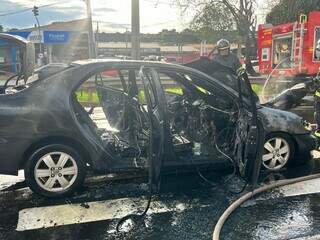 Corolla pega fogo no meio de avenida ap&oacute;s explos&atilde;o