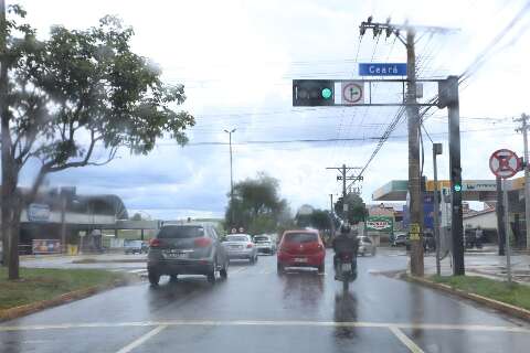 Tarde de quinta come&ccedil;a com chuva na Capital e ameniza calor