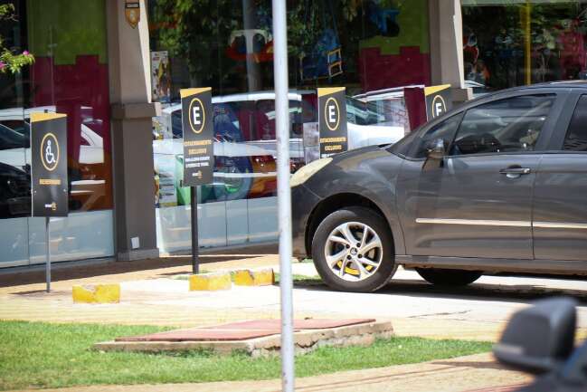 Motoristas evitam confusão, mas podem estacionar em vagas "exclusivas"