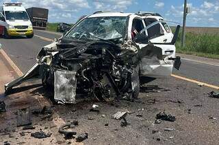 Colis&atilde;o frontal na BR-163 deixa carros destru&iacute;dos e feridos em estado grave