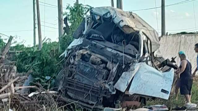 Motorista morre ap&oacute;s caminh&atilde;o capotar pr&oacute;ximo &agrave; Avenida Gury Marques