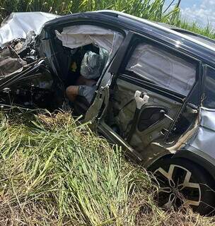 Colis&atilde;o frontal na BR-163 deixa carros destru&iacute;dos e feridos em estado grave