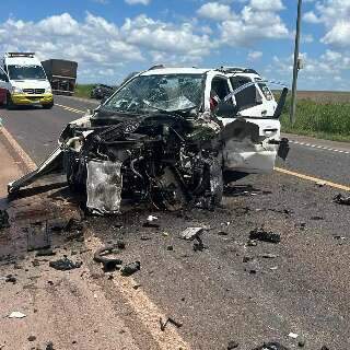 Colis&atilde;o frontal na BR-163 deixa carros destru&iacute;dos e feridos graves 