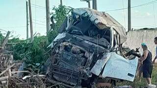 Motorista morre após caminhão capotar próximo à Avenida Gury Marques