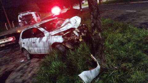 Carro fica destru&iacute;do ao bater em &aacute;rvore durante a madrugada