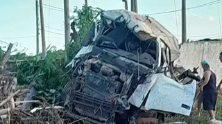 Caminhoneiro que morreu em capotagem seguia em alta velocidade e derrubou muro 