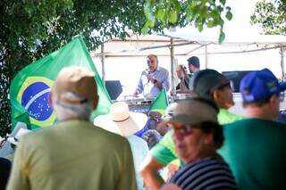 Em frente ao Bioparque Pantanal, grupo pede &quot;anistia j&aacute;&quot; e sa&iacute;da de Lula